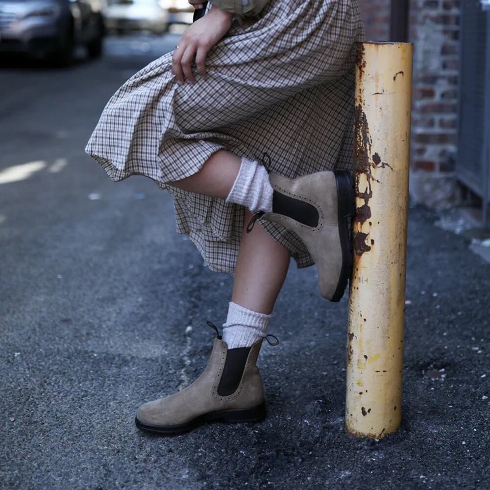 Blundstone Tan Suede Chelsea Ankle Boots - Picture 4 of 6